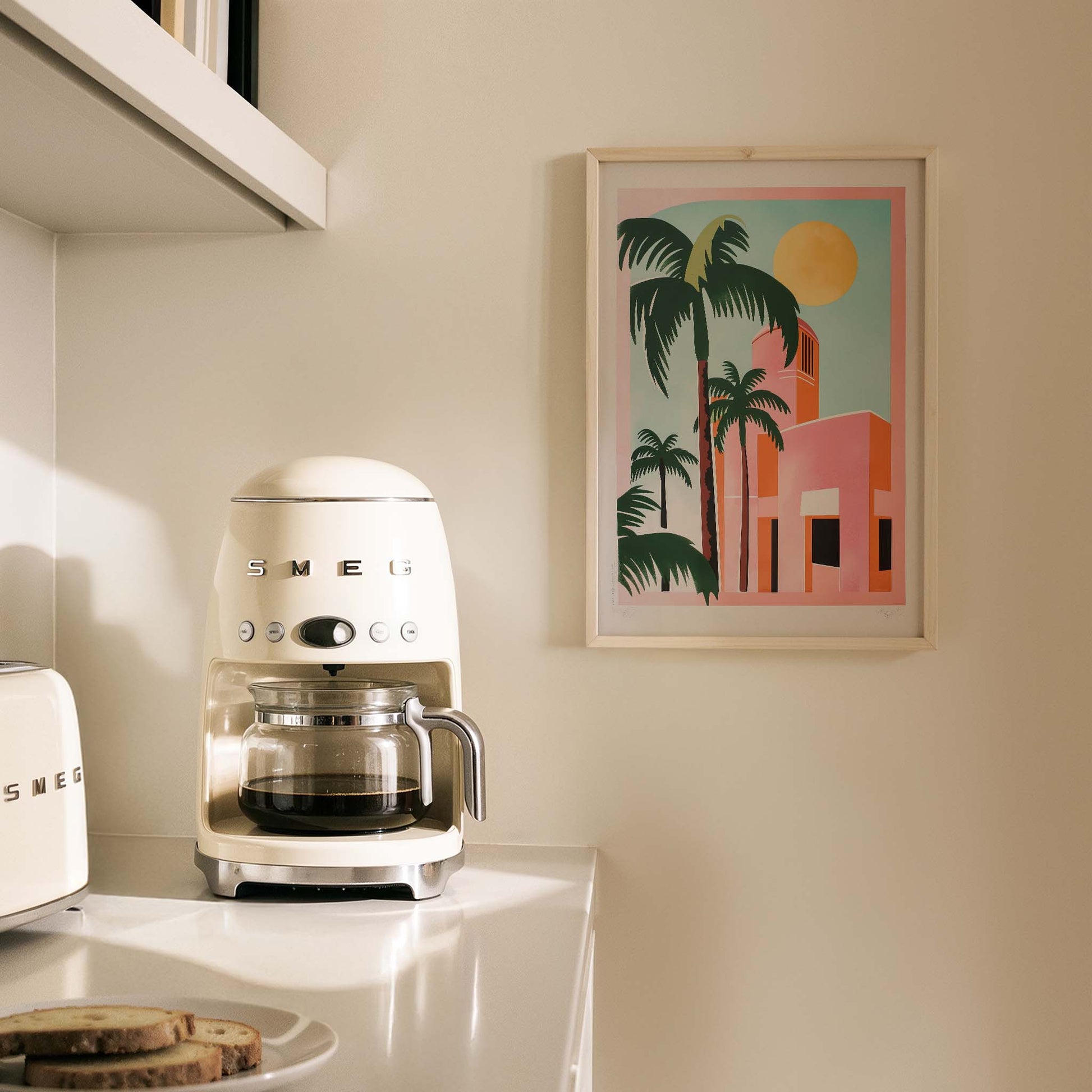 Pembe Villa ve Palmiyeler Maximalist - Duvar Tablosu