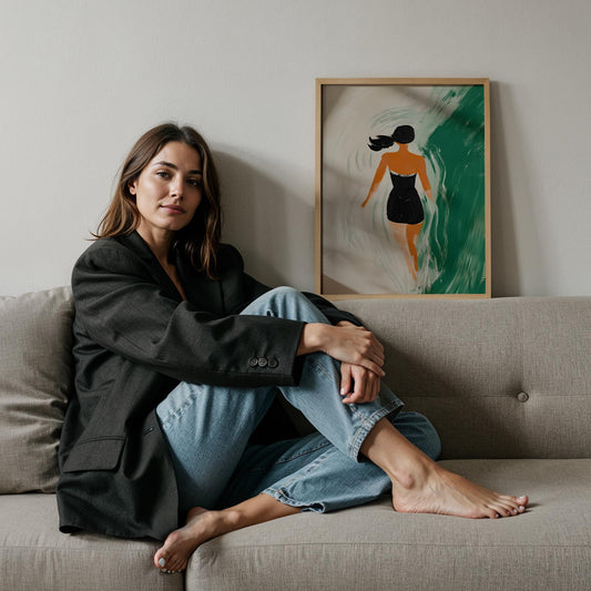 Sahilde Yürüyüş Yapan Kadın